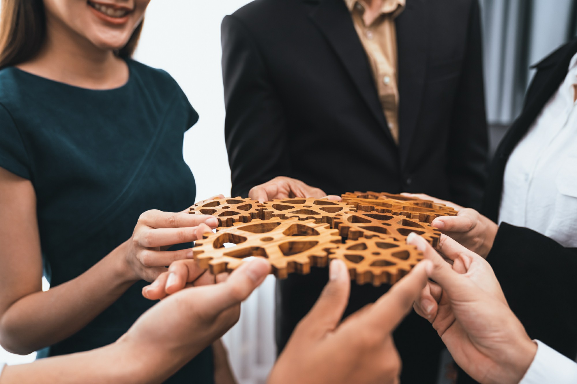 Colaboradores sonrientes trabajando en un entorno laboral que fomenta la felicidad y productividad