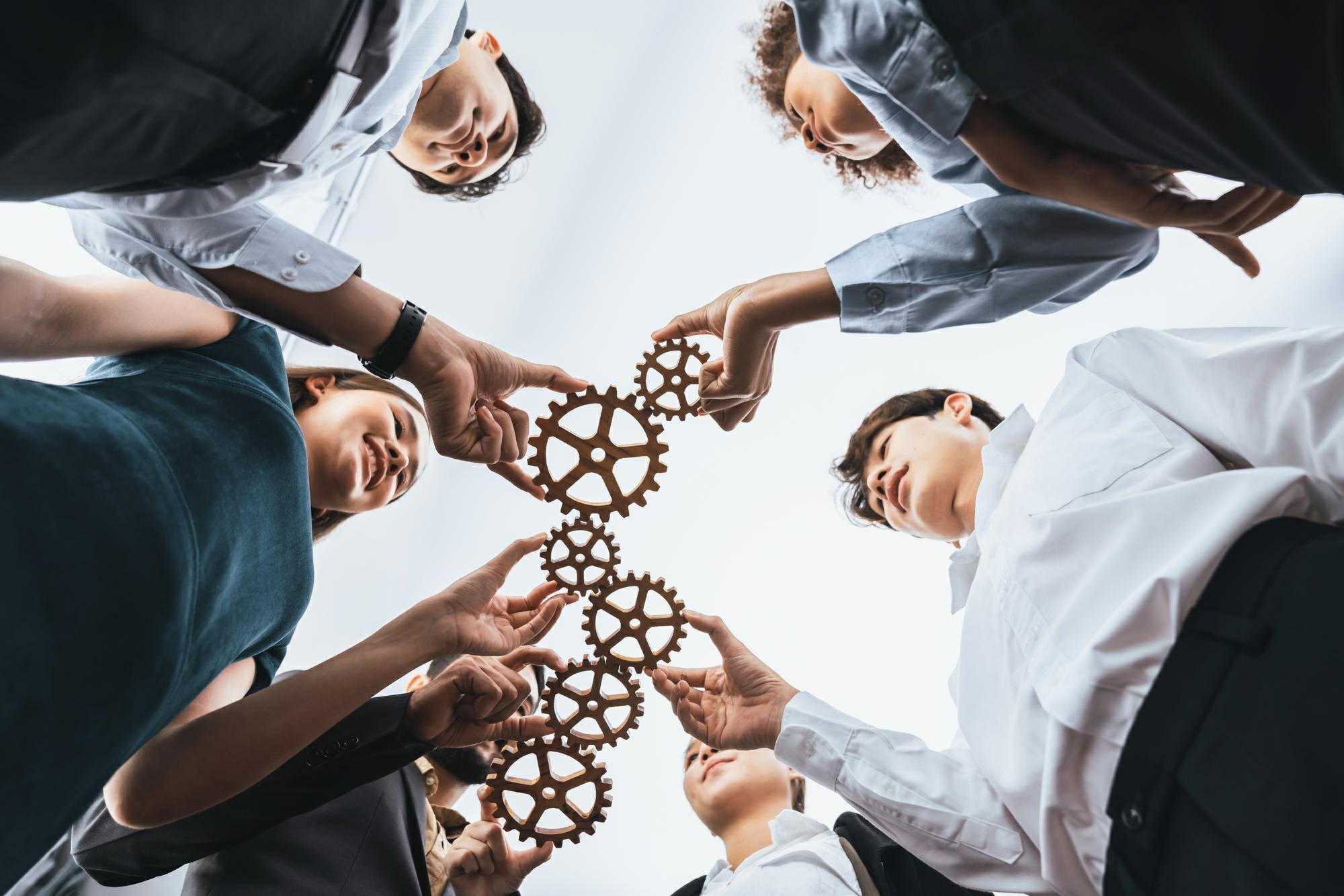 Equipo de trabajo colaborando en armonía organizacional para mejorar procesos y productividad